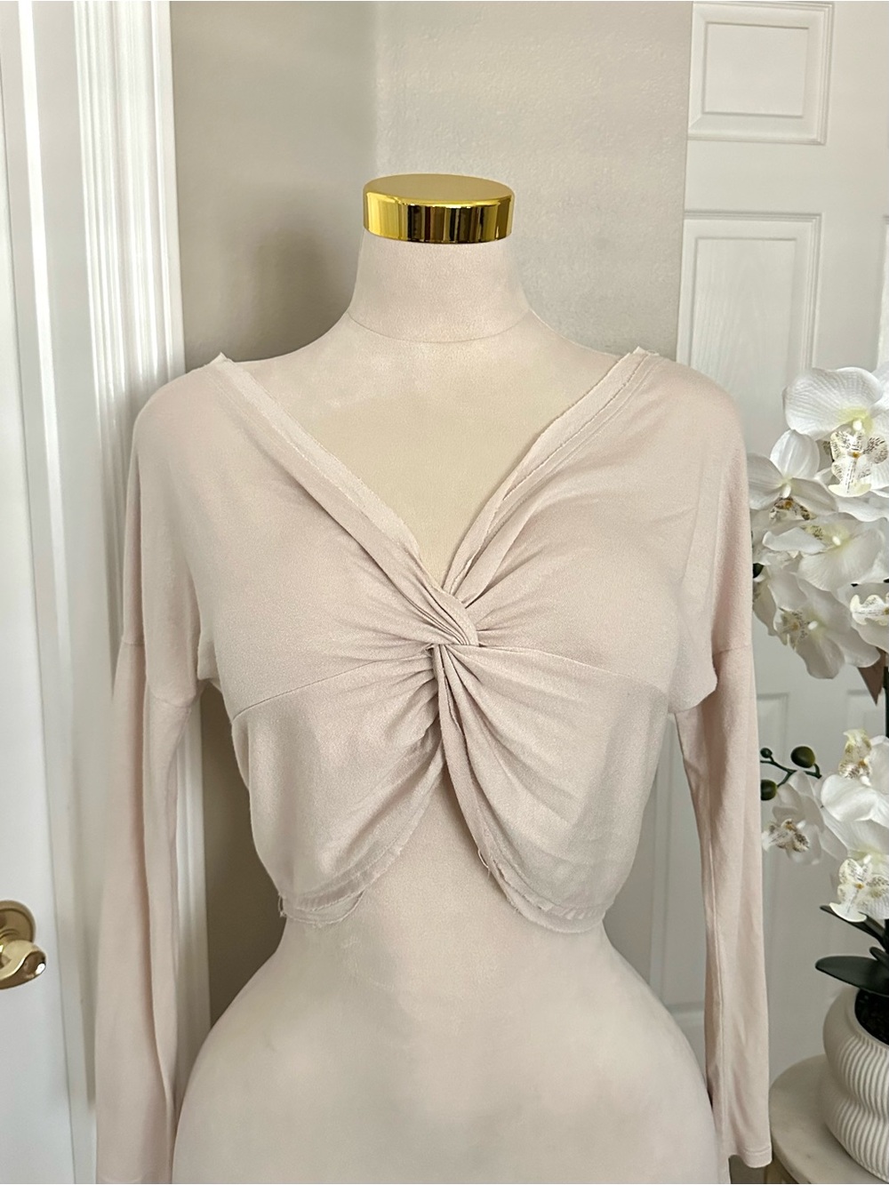 Cream Nude Beige Long Sleeve Crop Top w/ Twist Front Detail Sz M